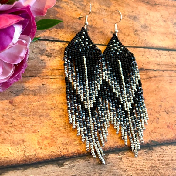 Black and silver beaded earring - Picture 3 of 5